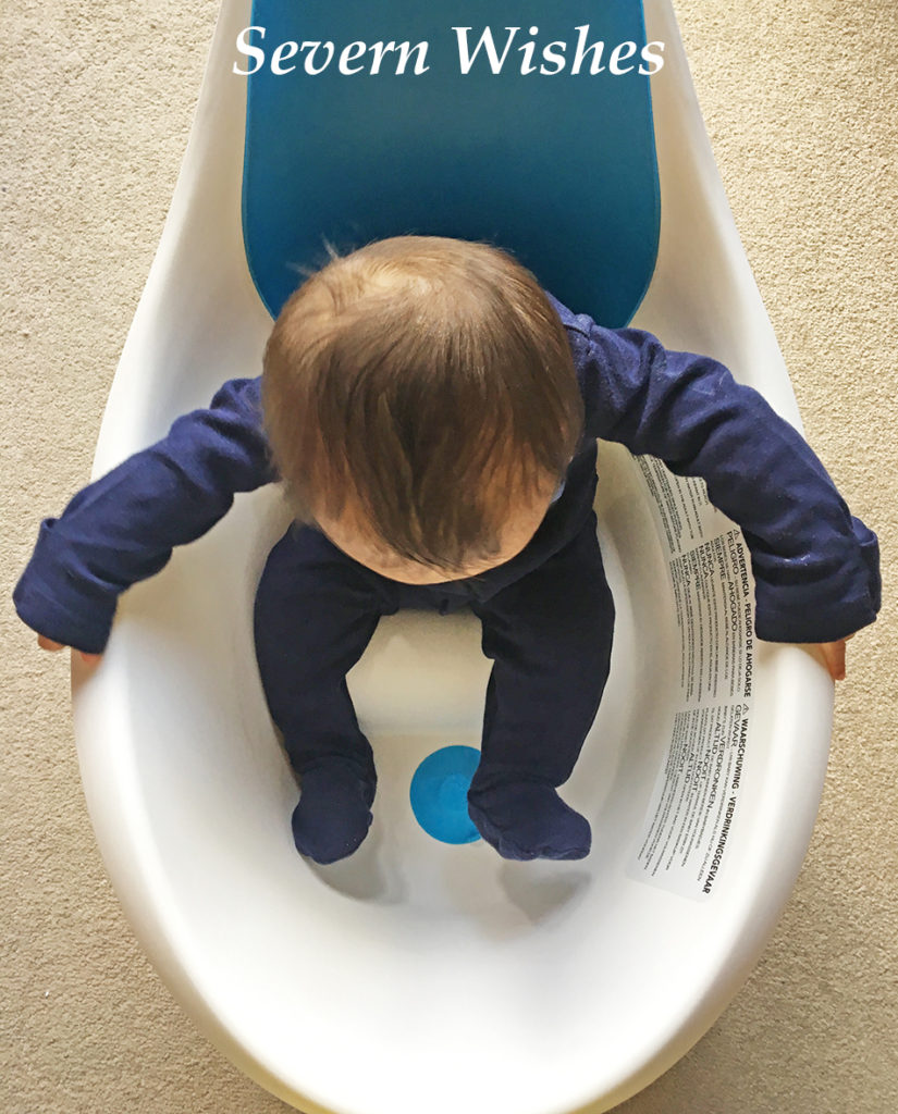 munchkin sit & soak infant bath tub
